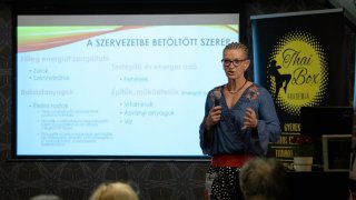 Haris Éva oktatás közben